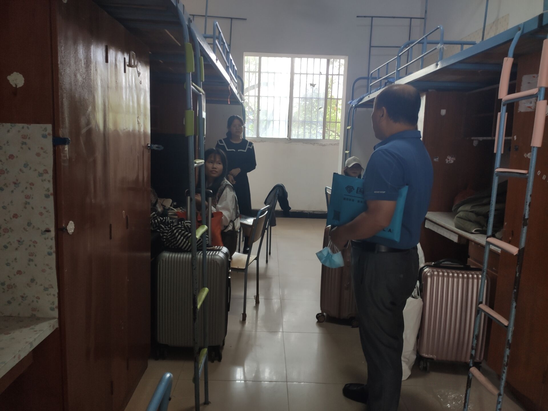 外国语学院领导下寝慰问新生-萍乡学院外国语学院